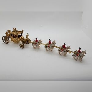 Vintage CRESCENT TOYS Die Cast Carriage And Horses. Made In England.